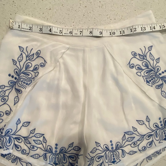 LF Rouge BrandShorts Size 8 White with blue embroidery NWT - Picture 6 of 8